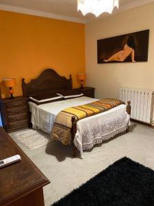 ein Schlafzimmer mit einem Bett und einem Wandgemälde in der Unterkunft City House in Vila Real