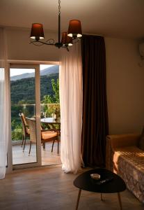 uma sala de estar com vista para uma sala de jantar em Raj em Kotor