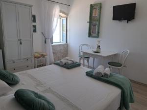 Heritage Rooms Kut客房内的一张或多张床位