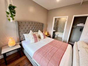 a bedroom with a bed with a red and white blanket at 502 Luxury 1BR apartment in center city in Philadelphia