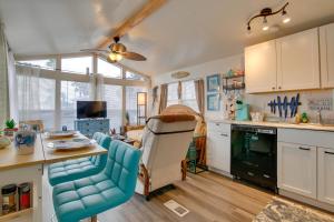 una cocina con mesa y sillas azules. en Cozy Waterfront Port Isabel Cottage with Deck!, en Port Isabel