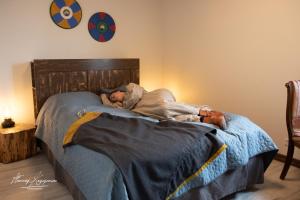 un hombre durmiendo en una cama en un dormitorio en VikingBnB en Kirke Såby