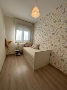 sypialnia z łóżkiem i kamienną ścianą w obiekcie BAJO GUÍA DELUXE w mieście Sanlúcar de Barrameda