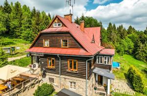 una vista aérea de una casa con techo rojo en Horská Chata Gírová en Bukovec