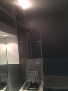 La salle de bains est pourvue d'un miroir et d'un lavabo. dans l'établissement Appartement Superbesse au pieds des pistes 1 chambre, à Besse-et-Saint-Anastaise