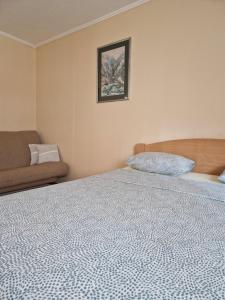 - une chambre avec un lit et un canapé dans l'établissement Guesthouse Irac, à Tuzla