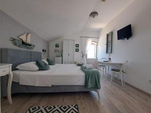 Heritage Rooms Kut客房内的一张或多张床位