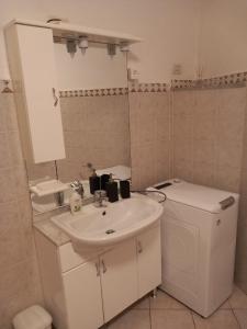 ein weißes Bad mit einem Waschbecken und einem WC in der Unterkunft Casa Maggiali in Porto Venere