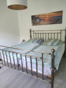 ein Bett mit zwei Kissen auf einem Zimmer in der Unterkunft Ferienwohnung Lange in Brilon