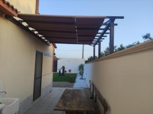 eine Terrasse mit Markise an der Seite eines Gebäudes in der Unterkunft Dimora Guaceto in Brindisi