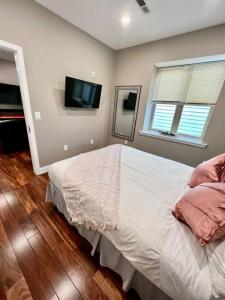 Ένα ή περισσότερα κρεβάτια σε δωμάτιο στο 505 Relaxing 1BR apartment in center city of Philly