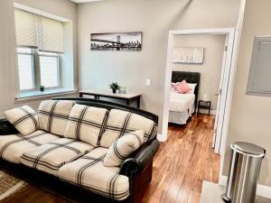 Ένα ή περισσότερα κρεβάτια σε δωμάτιο στο 505 Relaxing 1BR apartment in center city of Philly +39 φωτογραφίες