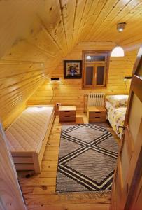 KupjakにあるMountain Hut Stara Hišaのベッドとラグ付きの小さな部屋です。