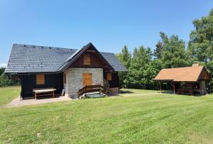 una piccola casa con gazebo in un campo di Mountain Hut Stara Hiša a Kupjak