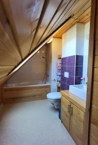 ein Badezimmer mit einem WC, einer Badewanne und einem Waschbecken in der Unterkunft Mountain Hut Stara Hiša in Kupjak