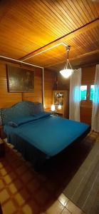ein Schlafzimmer mit einem großen blauen Bett in einem Zimmer in der Unterkunft laguna di venezia isola di s.erasmo in Venedig