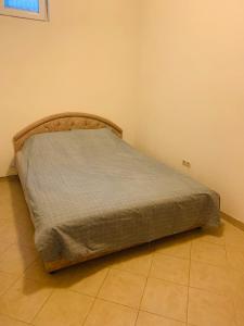 a bed in a corner of a room at Райское место in Šušanj