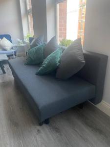 un sofá azul con almohadas en una habitación en Cosy and central Abbey Street Apt en Dublín