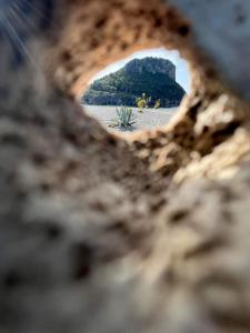 Una vista de un lago a través de un agujero en una roca en Da Mà en Tortora