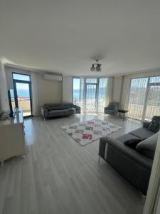 ein großes Wohnzimmer mit einem Sofa und einem Tisch in der Unterkunft BLUE FEAST GARDEN KONAKÖNÜ in Araklı