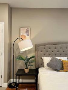 ein Schlafzimmer mit einem Bett und einem Tisch mit einer Lampe in der Unterkunft 508 Urban Lifestyle king bed APT in Center CITY in Philadelphia