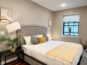 ein Schlafzimmer mit einem großen Bett und einem Fenster in der Unterkunft 508 Urban Lifestyle king bed APT in Center CITY in Philadelphia