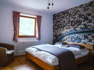 Un dormitorio con una cama grande y una ventana en Haus Wasserbauer, en Mühlbach am Hochkönig