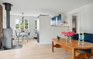 kuchnia i salon z drewnianym stołem w obiekcie 2 Bedroom Amazing Home In Holbk w mieście Holbæk