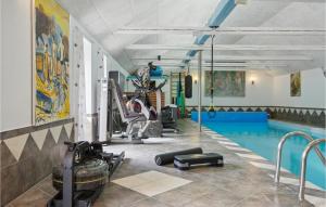een fitnessruimte met een zwembad en een fitnessruimte bij Amazing Home In Hasselager With Kitchen in Hasselager