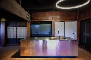 kuchnia z wyspą ze stali nierdzewnej i zlewozmywakiem w obiekcie Eternal Inn Furafu - Vacation STAY 61850v w mieście Minamiechizen