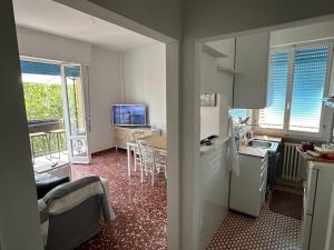 una cucina e una sala da pranzo con tavolo e cucina e una camera con di - Chalet Urbano - a Fano