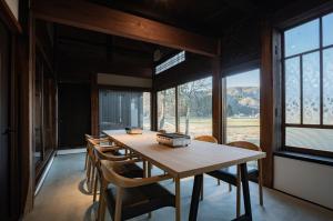 jadalnia ze stołem, krzesłami i oknami w obiekcie Eternal Inn Furafu - Vacation STAY 61850v w mieście Minamiechizen