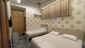 Een bed of bedden in een kamer bij Midways Guest House and Hotels