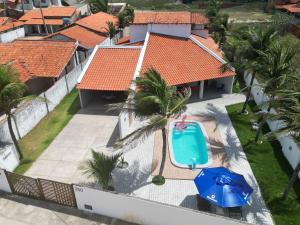 Uma vista da piscina em Casa nova, ampla, área de lazer com piscina e churrasqueira a 100mt da praia ou nos arredores