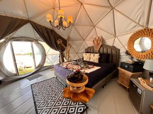 - une chambre avec un lit dans une tente en forme de dôme dans l'établissement Phuket Signature Glamping, à Rawai Beach