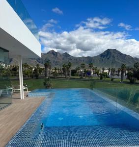 Luxury Villa Rebeka - Heated Pool and Jacuzzi في أديخي: مسبح مطل على الجبال