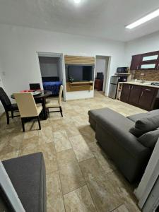 een woonkamer met een bank en een tafel bij Casa Maria Luquillo PR in Luquillo
