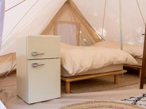 - frigorifero accanto a un letto in tenda di Nordisk Hygge Circles Ugakei - Vacation STAY 75325v a Komono
