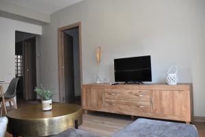 una sala de estar con TV en un tocador de madera en Rua 82 Apartamentos, en Ibdes