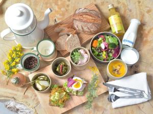 - une table avec divers plats de nourriture et de pain dans l'établissement Nordisk Hygge Circles Ugakei - Vacation STAY 75319v, à Komono