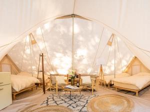 Zimmer mit einem Zelt mit Stühlen und einem Tisch in der Unterkunft Nordisk Hygge Circles Ugakei - Vacation STAY 75323v in Komono