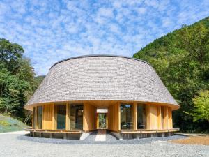 ein rundes Gebäude mit Dach in der Unterkunft Nordisk Hygge Circles Ugakei - Vacation STAY 75323v in Komono