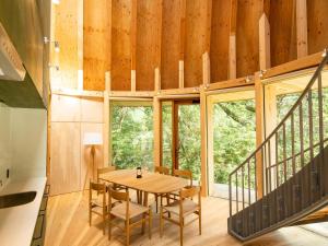 a dining room with a table and chairs at Nordisk Hygge Circles Ugakei - Vacation STAY 75200v in Komono