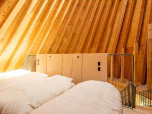 菰野町にあるNordisk Hygge Circles Ugakei - Vacation STAY 75200vの木製天井のドミトリールームのベッド2台分です。