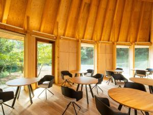 Habitación con mesas, sillas y ventanas. en Nordisk Hygge Circles Ugakei - Vacation STAY 75200v en Komono