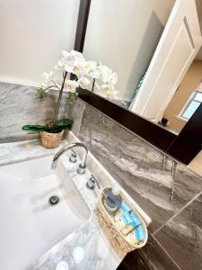 eine Badezimmertheke mit einem Waschbecken und einem Spiegel in der Unterkunft 501 Cozy and Comfy 1BR apartment in center city in Philadelphia