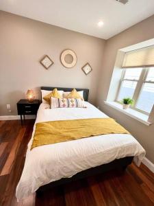 sypialnia z dużym łóżkiem i oknem w obiekcie 501 Cozy and Comfy 1BR apartment in center city w Filadelfii