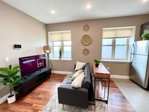 ein Wohnzimmer mit einem Sofa und einem Kühlschrank in der Unterkunft 501 Cozy and Comfy 1BR apartment in center city in Philadelphia