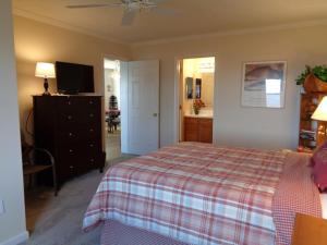 1 dormitorio con 1 cama, vestidor y TV en Southcrest Overlook by VCI Real Estate Services, en Beech Mountain