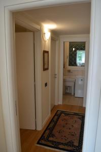 a hallway with a bathroom with a sink and a mirror at B&B Paradisett in Como